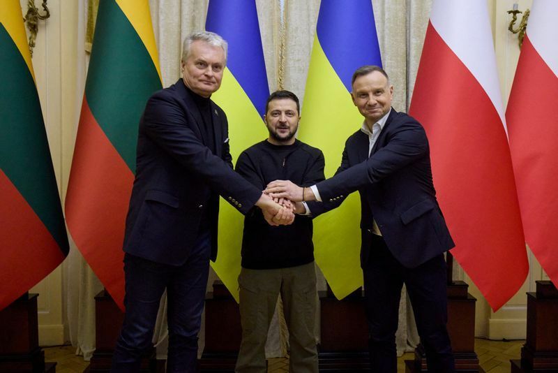 ウクライナのリヴィウで、ゼレンスキー大統領、右はポーランドのドゥダ大統領、左はリトアニアのナウセダ大統領が握手を交わす。1月11日。