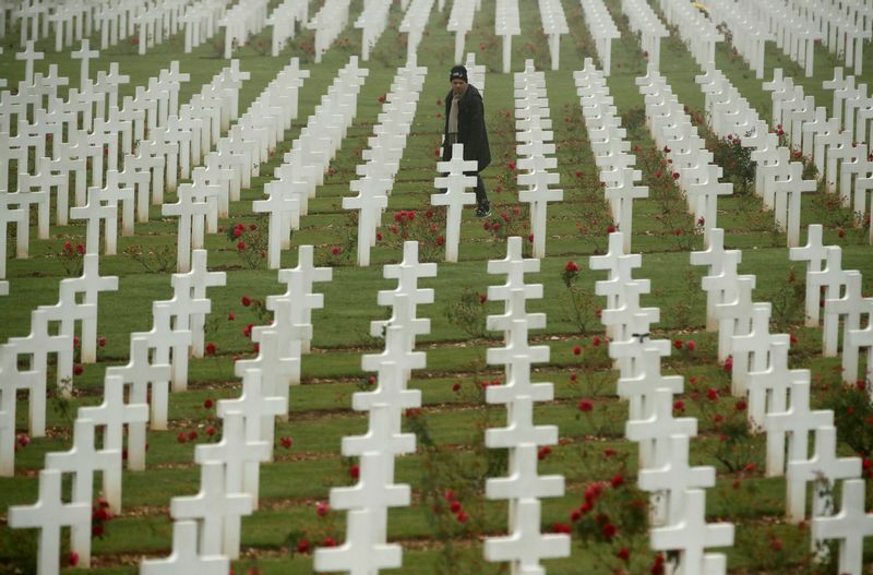 フランスのヴェルダン近郊にある、ドゥオモン納骨堂の外にある犠牲者たちの墓地。100周年にあたる2018年の11月5日撮影