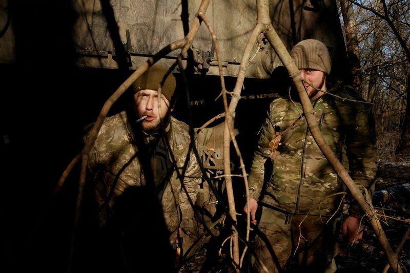 1月11日、ソレダル付近で、ドイツの自走榴弾砲パンツァーハウビッツェ2000から姿を現す、第43重砲兵旅団のウクライナ軍人Hryhorii さん (42歳)。