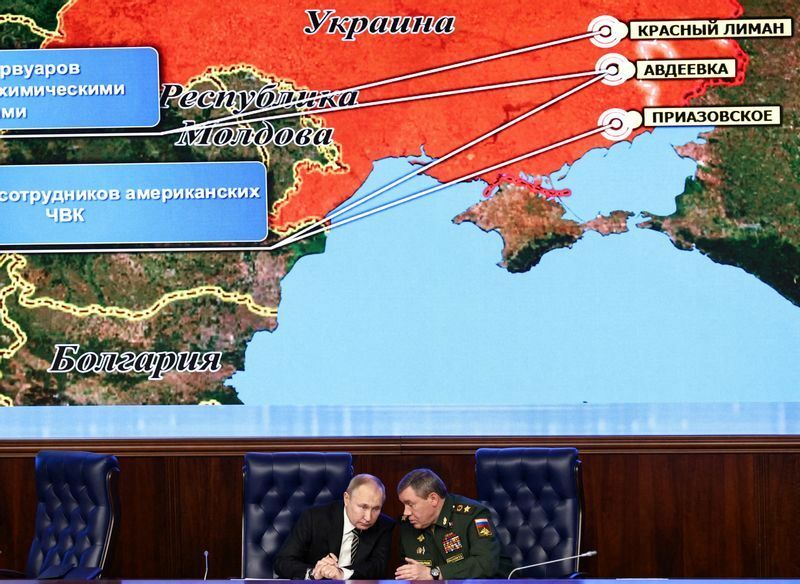 プーチン大統領は、モスクワで開催された国防省理事会の拡大会議で、ゲラシモフ参謀総長の話を聞いている。2021年12月21日。