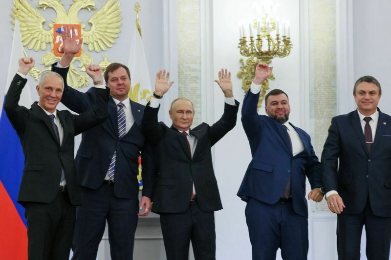 2022年9月30日、大クレムリン宮殿で、ウクライナのドネツク、ルハンスク、ヘルソン、ザポリジャの4地域にロシアから派遣された指導者が、4地域の併合を宣言する式典に出席した。