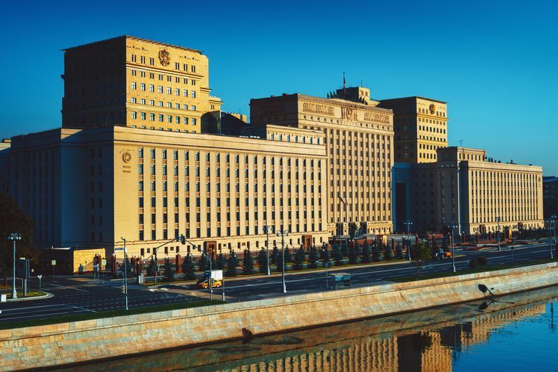 朝日を浴びたロシア国防省のメインの建物。現代的なワグネルの建物と対照的だ。