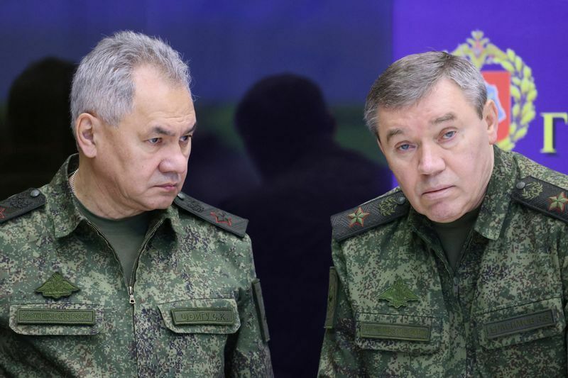ゲラシモフ参謀総長（右）とショイグ国防相は、ロシア国内の不明な場所で、ウクライナでの軍事作戦に関与するロシア軍統合本部を訪問した。2022年12月17日。