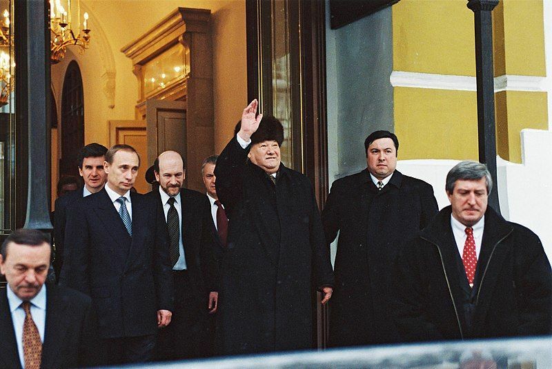 クレムリンを去るエリツィン露初代大統領。1999年大晦日テレビの辞任演説で、政権下での自由の進歩を賞賛したが「あなたや私の夢の多くを実現できなかった」と謝罪。プーチンに後を託した。Kremlin.ru