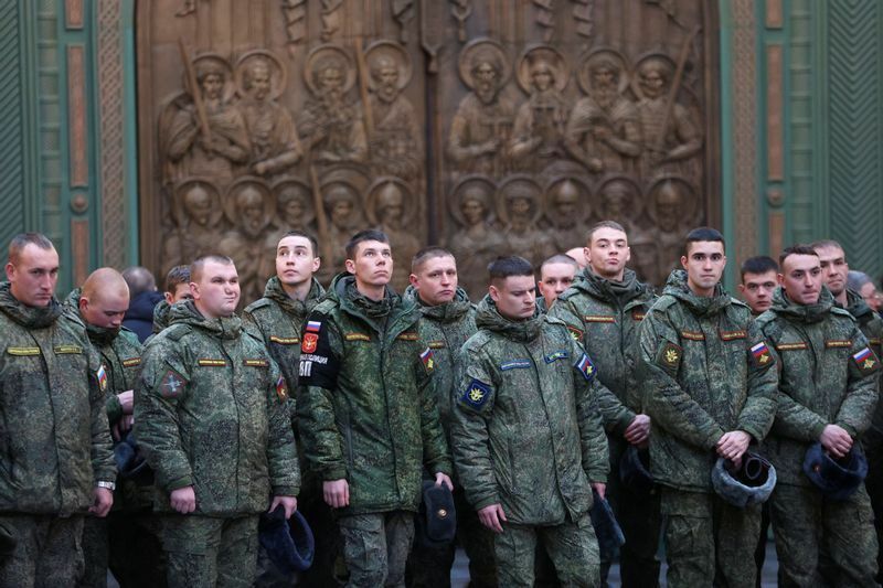 教会の礼拝に出席しようとするロシアの軍人たち。若い人が多い。モスクワ近郊にあるロシア軍の主要大聖堂で。2023年1月15日。この若者達も、プーチンの駒になって死んでしまうのだろうか。