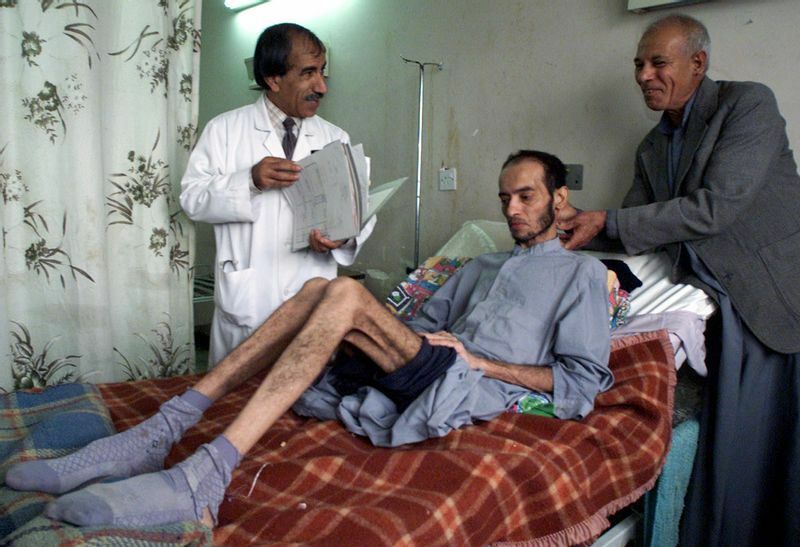 ガンに苦しむ36歳のイラク人元兵士アフメド・カリーム氏。医者は湾岸戦争以来、国の南でガンが増加、米英軍が使用した劣化ウラン弾の放射能が原因であると非難した。2001年1月バグダッドの南バスラにある病院。