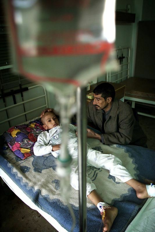 白血病に苦しむ6歳のサジャード ジャバール アリ君と父親。2001年1月バグダッドのアルマンスール小児病院。イラクはずっと、劣化ウランと白血病や他の癌に苦しむイラク人の増加は関連があると主張している。