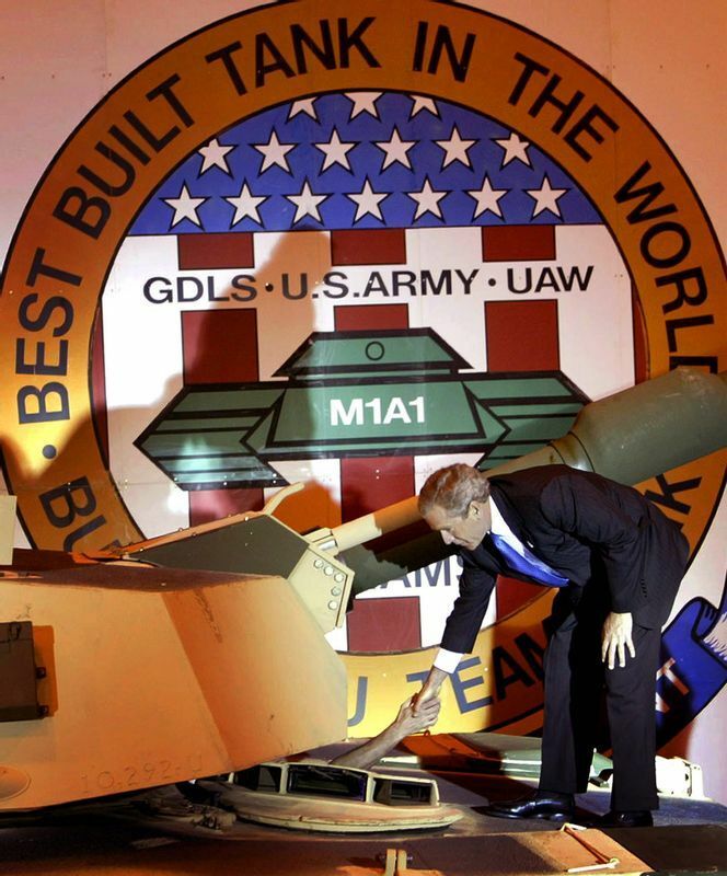 2003年4月、オハイオ州リマにあるエイブラムスM1A2リマ陸軍戦車工場を訪れたブッシュ米大統領が、工場作業員の手を握っている。