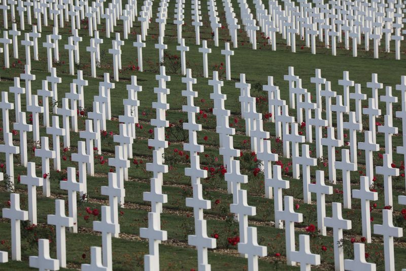 仏ヴェルダン近郊にある第一次大戦で亡くなった兵士の墓。少なくとも13万人の身元不明の仏独等の兵士を弔っている。人間は（というより男は）よく飽きもせずに同じことを繰り返すのか。（2018年11月6日）