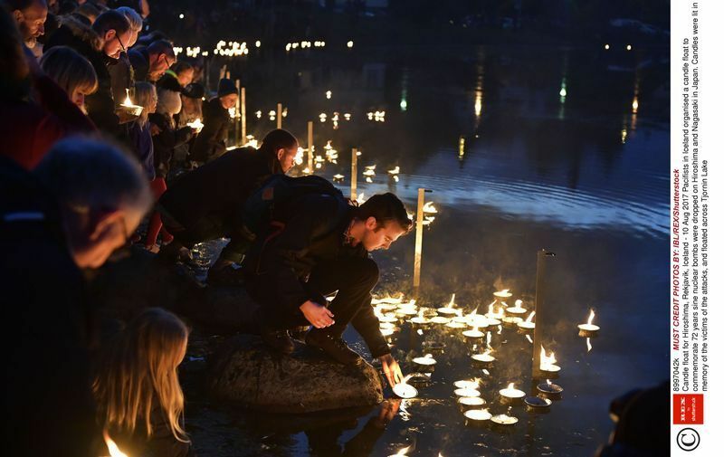 アイスランドの人々が、広島と長崎に原爆が投下されてから72周年を記念して、犠牲者を追悼するキャンドル・フロートを開催した。レキャビクにあるチョルニン湖で。2017年8月10日。