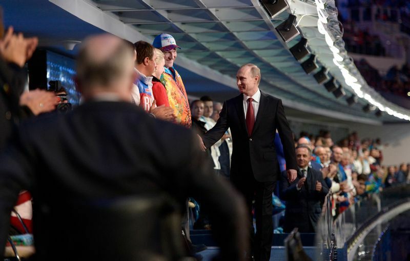 2014年3月16日ソチで開催されたパラリンピック冬季大会の閉会式に到着したプーチン大統領。この時にはクリミア併合やドンバス介入は決めていたのだろう。