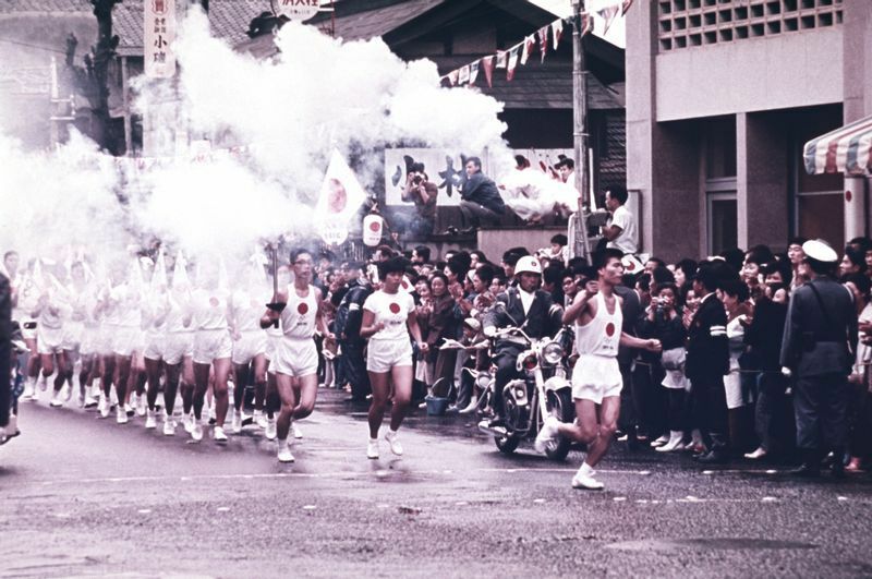 1964年は東京オリンピックだ。東京五輪のプレビュー トーチリレーの様子。