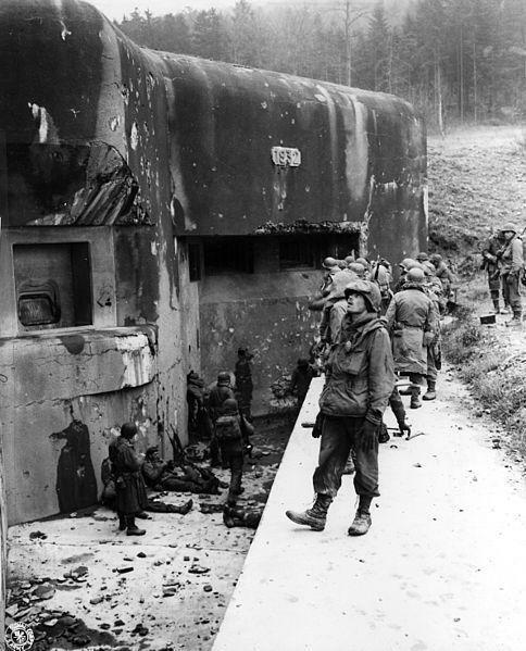 マジノ線の第８砲台に驚く米軍兵士。1944年。フランス軍は文字通り「要塞」を築いた。米国立公文書記録管提供。パブリックドメイン。