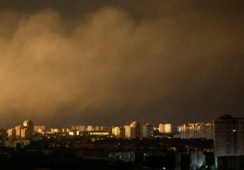 ロシアによる攻撃も激化している。5月16日キーウで、ロシアのミサイルの爆発による閃光が街を照らす。