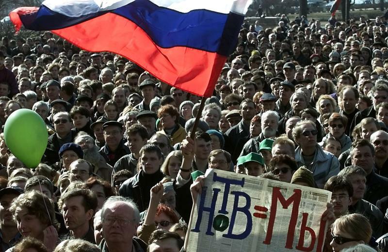 こちらは翌日の4月8日日曜日、サンクトペテルブルクでの集会。独立した自由なテレビ局を守るために集まったロシア市民たち。今、このデモ参加者はどうしているだろう。何を考えているだろう。