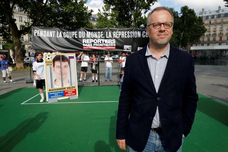 ドロワール事務総長。2018FIFAワールドカップ・ロシア大会の開幕前に、サッカー場が作られたパリの共和国広場で、投獄された7人のロシア人ジャーナリストの巨大な肖像画を、記者団は展示した。18年6月