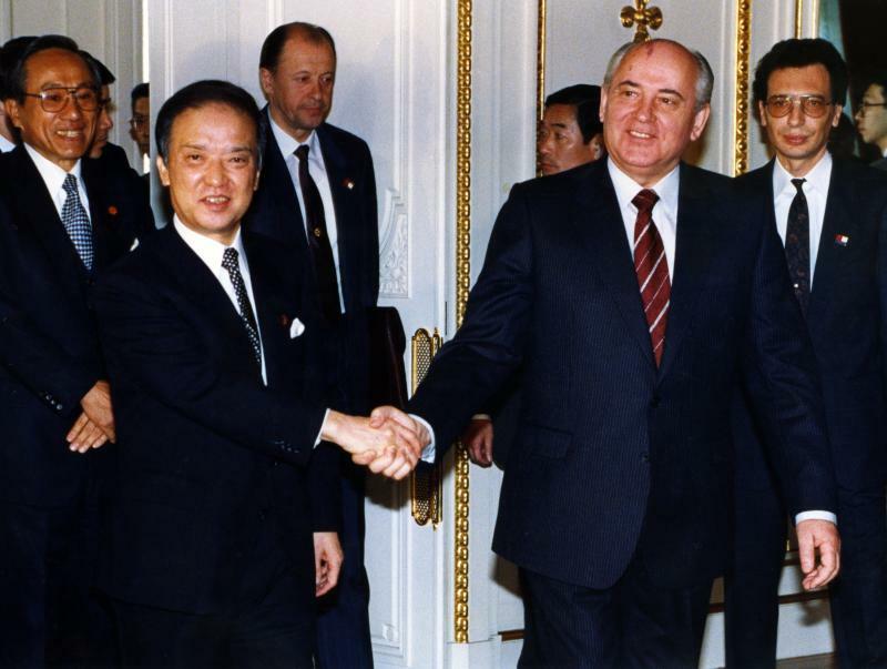 1991年3月、東京・赤坂の迎賓館で、訪日中のソ連のゴルバチョフ大統領と握手する海部俊樹首相