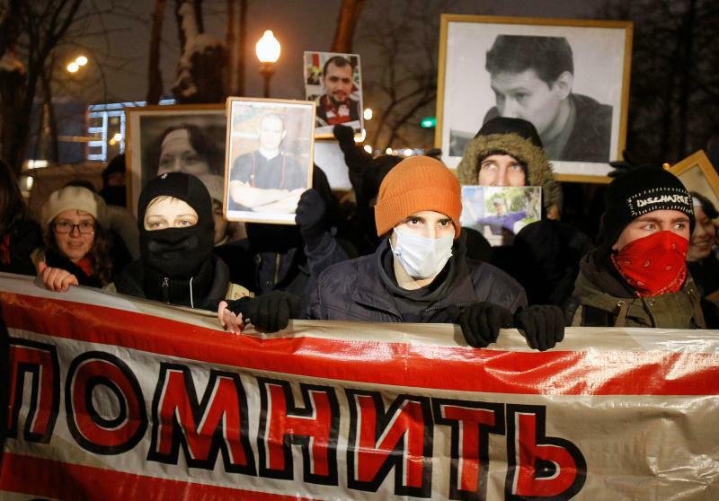 掲げられた写真右上がマルケロフ弁護士、左のバンダナの女性がバブロワ氏である。二人は一緒に射殺された。写真は2012年1月19日、モスクワで行われた暗殺2周年の集会の様子。横断幕には「追悼」とある。