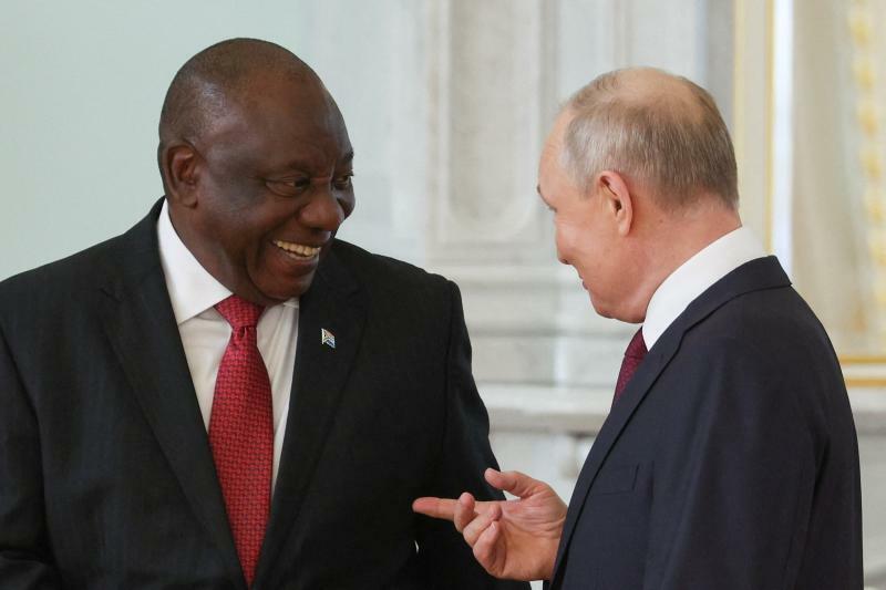 7月29日、プーチン大統領と南アフリカのラマポーザ大統領。両国の関係には衛星放送による露プロパガンダ放送が一役かっているかもしれない。サンクトペテルブルクで行われた露アフリカ首脳会談で。