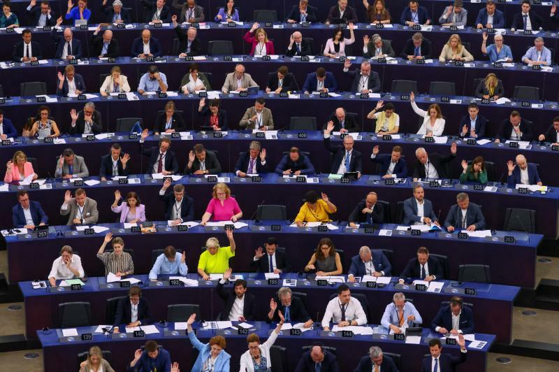 フランス・ストラスブールの欧州議会・本会議で投票する議員の様子。2023年6月13日
