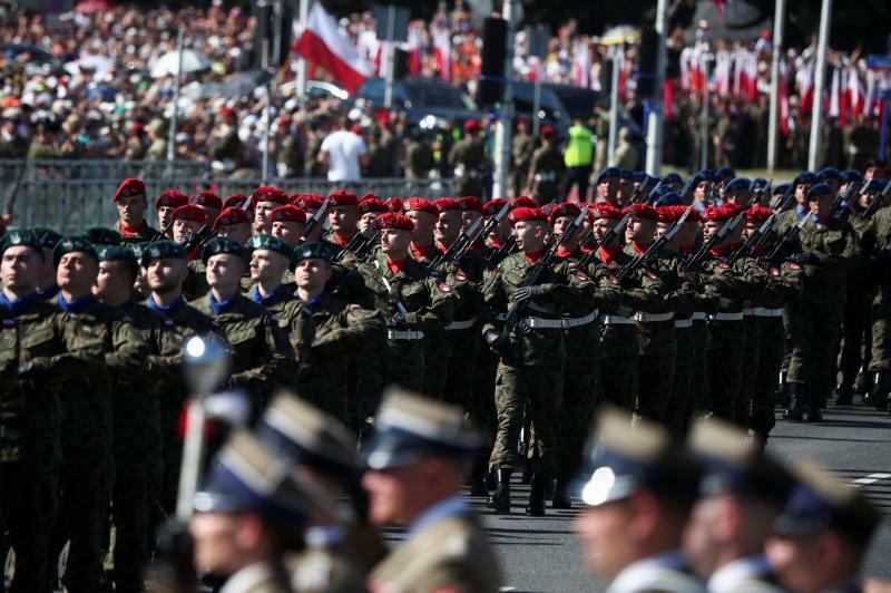 8月15日ワルシャワ。1920年のソ連赤軍に対するポーランドの勝利を記念して、毎年この日に祝われる国軍の日の軍事パレードの様子。