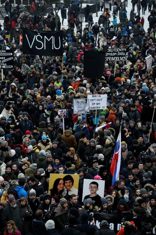 2018年3月2日、まだ寒い中での首都ブラチスラバでのデモ。「マフィアよ、私の国から出ていけ！」というプラカードが見える。