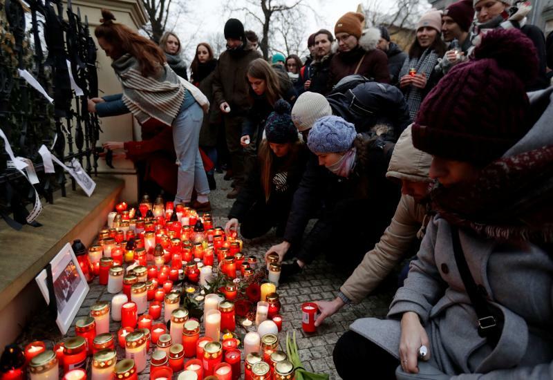 チェコの首都プラハのスロバキア大使館前で、クツィアク氏を追悼するろうそくに火を灯す人々。追悼は、ハンガリーやドイツ等でも行われた。3月2日。