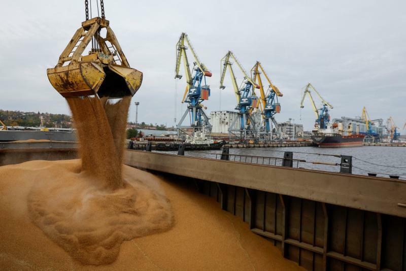 黒海でウクライナは航行の自由を奪われている。ロシア統治下のウクライナ・マリウポリ港で、ロシアの都市ロストフ・ナ・ドヌに向けて出発する貨物船「メズドゥレチェンスク」に小麦粒が積み込まれる。10月25日