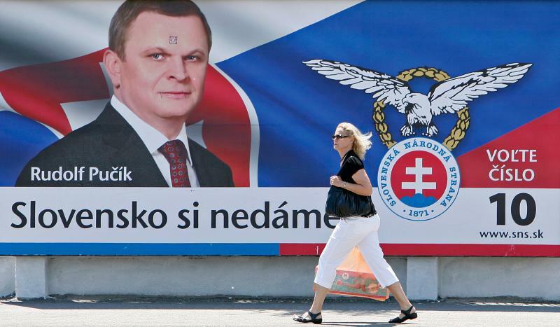 スロバキア国民党の2010年時の選挙ポスター。「私達はスロバキアをあきらめない」と書かれている。マークといい候補者の目つきといい、いかにも極右らしい。
