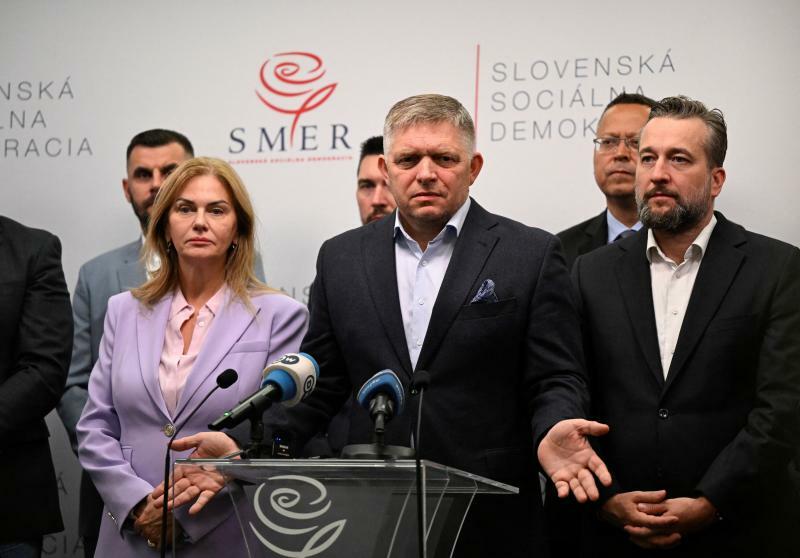 右の男性がルボス・ブラハ氏。一見、人当たりが良さそうな政治家である。10月1日首都ブラチスラバで、議会選挙後の記者会見。真中は首相となったフィツォ氏。