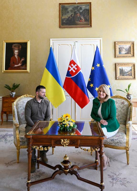 7月7日、スロバキア大統領官邸で会談するチャプトバ大統領とウクライナのゼレンスキー大統領。