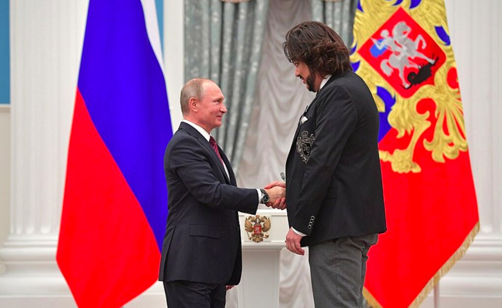2017年11月、勲章を受け取るキルコルフ氏。身長は2メートル近い。www.kremlin.ruより（改変なし）