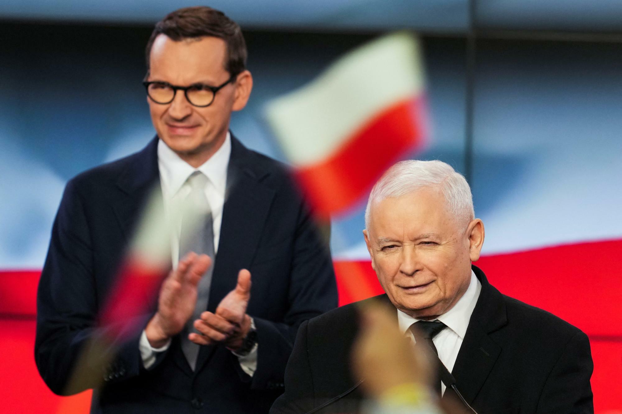 左はモラヴィエツキ首相（当時）。カチンスキー氏と。2023年10月。