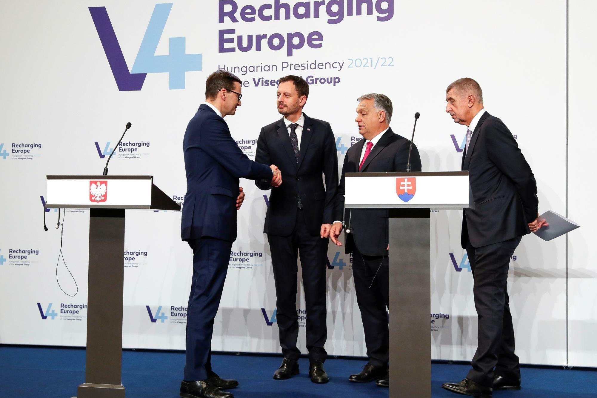 2021年11月ブタペストでのヴィシェグラード・グループの会合。左よりポーランド、スロバキア、ハンガリー、チェコの首相。起源は14世紀の反ハプスブルク連合である（ハンガリー・ボヘミア・ポーランド王）