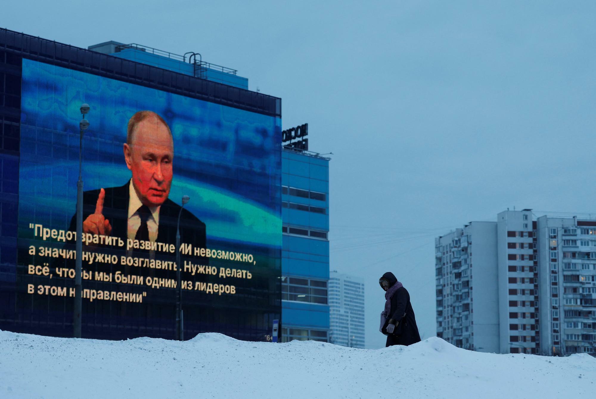 12月14日モスクワで、プーチン大統領の「国民との対話」番組からの引用が表示された建物のファサード。自動翻訳によれば、AIを防ぐことは不可能なので我々が主導する必要がある、といった内容だ。