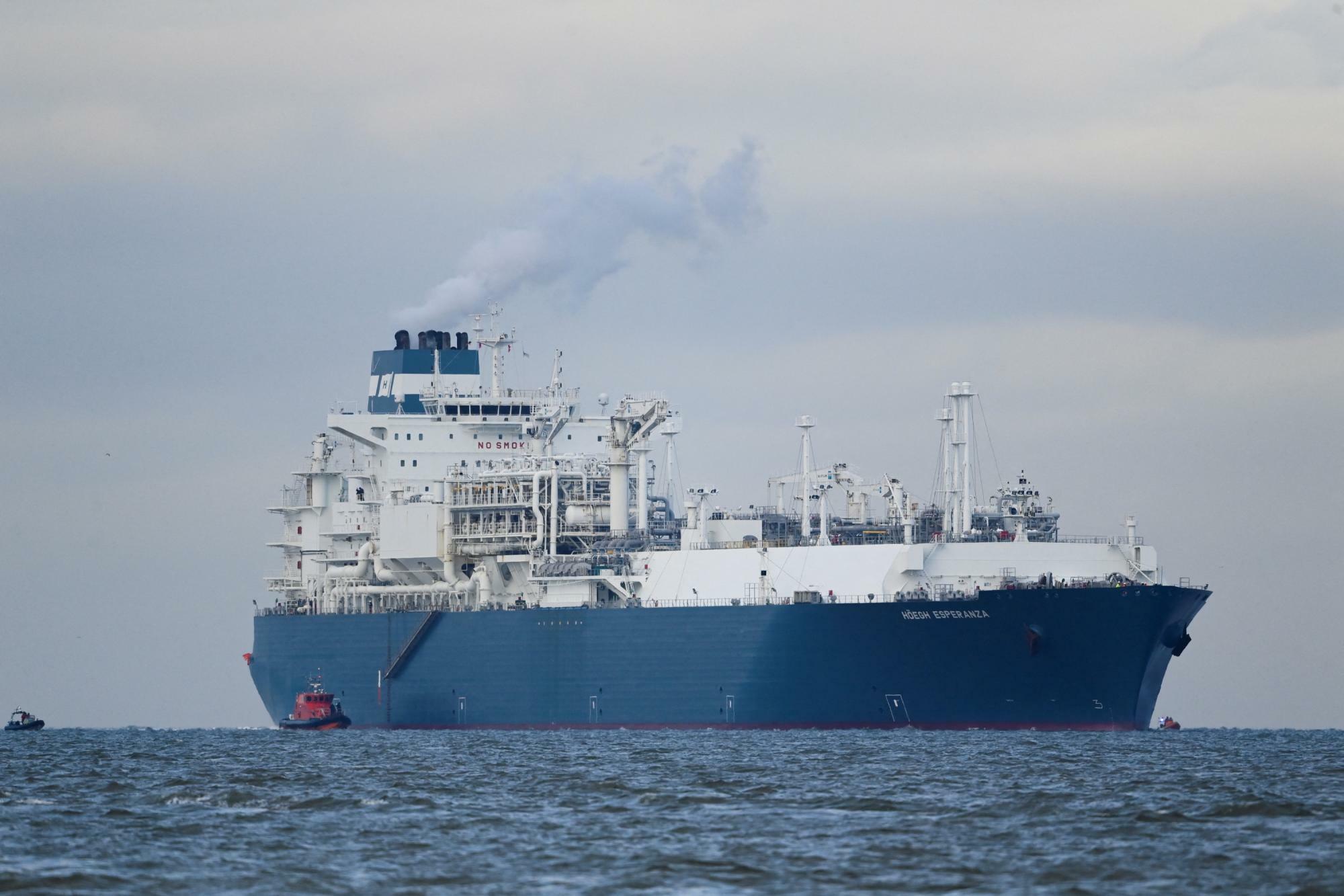 浮体式貯蔵再ガス化装置（FSRU）船「ホーグ・エスペランサ」がタグボートに誘導され、ヴィルヘルムスハーフェン港に到着した。2022年12月15日