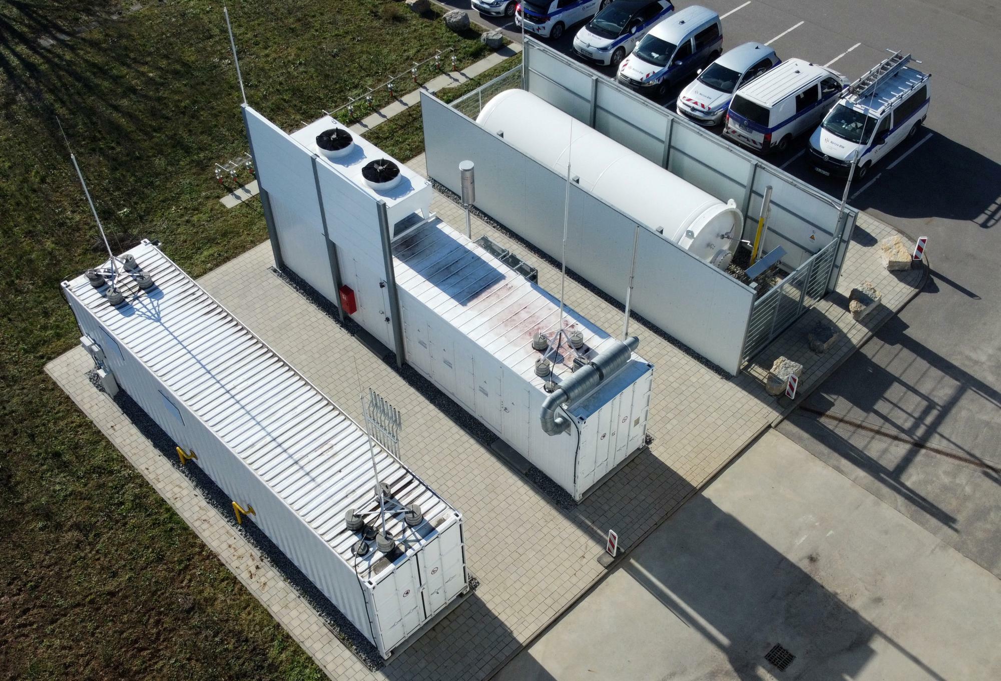 ドイツ南西部エーリンゲンにあるステーション。再生可能電力からのグリーン水素30％と天然ガス70％の混合物を近隣の家庭に配送するテストを行う場所。2023年2月8日。
