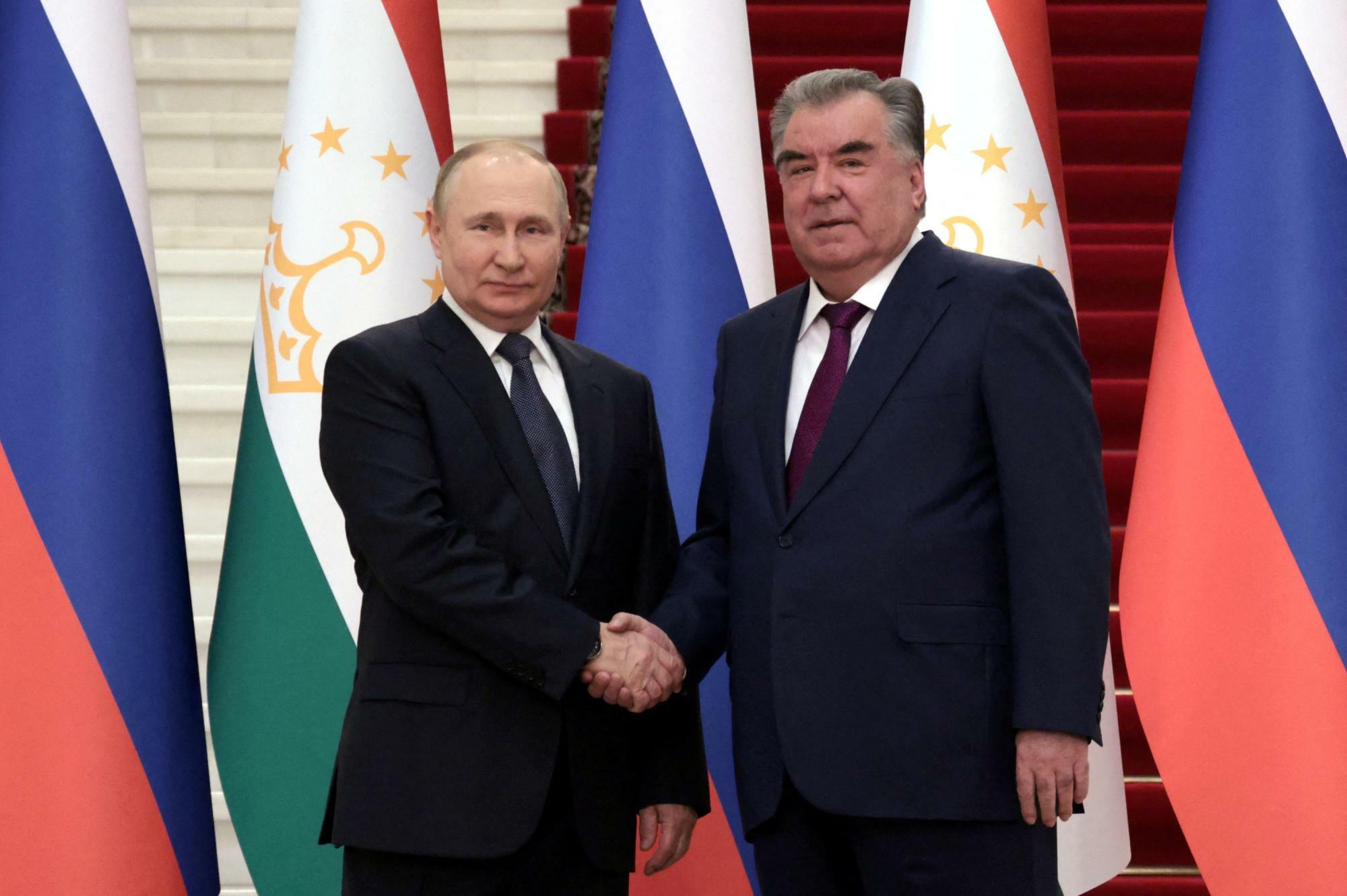 タジキスタンの首都ドゥシャンベでプーチン大統領と握手するラフモン大統領。政府の要職は彼の家族が占めており、国会議長および首都市長を務めるのは息子のルスタム・エモマリ氏である。