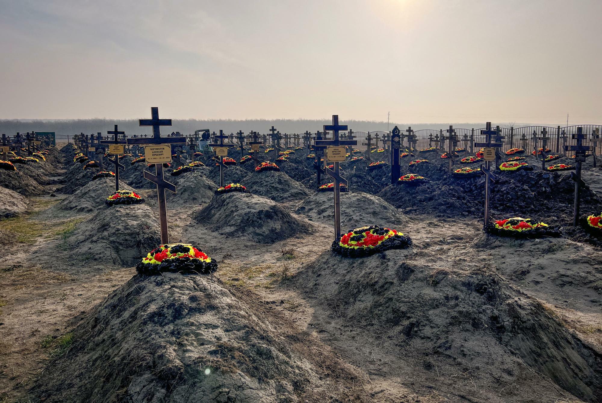 ロシア・クラスノダール地方のバキンスカヤ村近くの墓地で見られるワグネル戦闘員の墓。2023年1月。