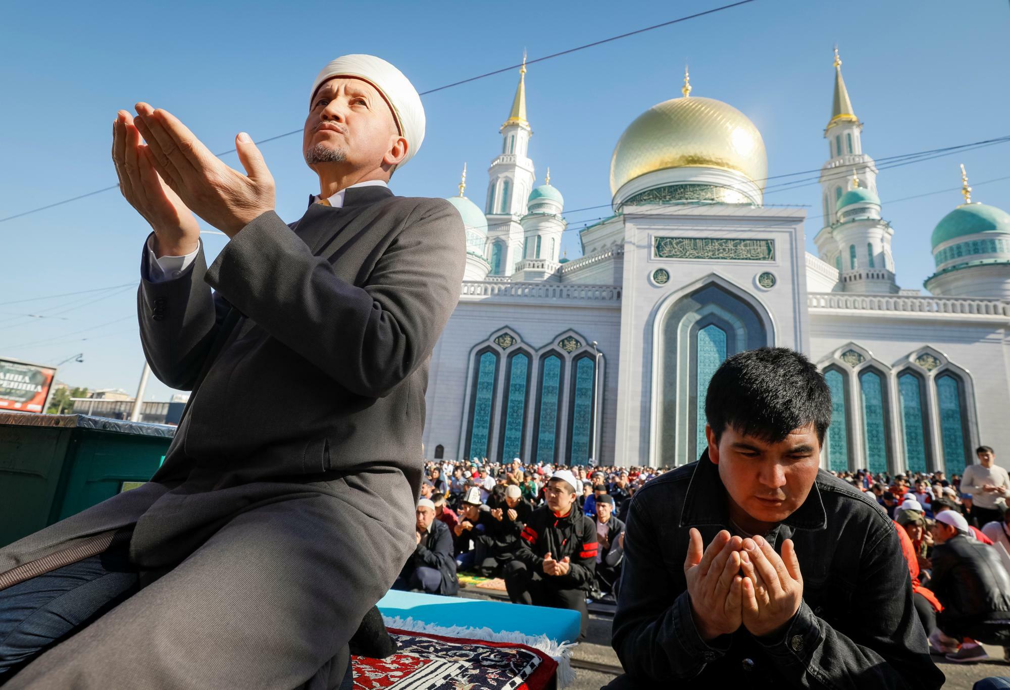 2019年6月4日、モスクワ大聖堂モスク近くで、聖なる月ラマダンの終わりを告げるイード・アル・フィトルの朝の祈りに参加するイスラム教徒達。礼拝所は大きなモスクとは限らず、建物の一室であることもある。