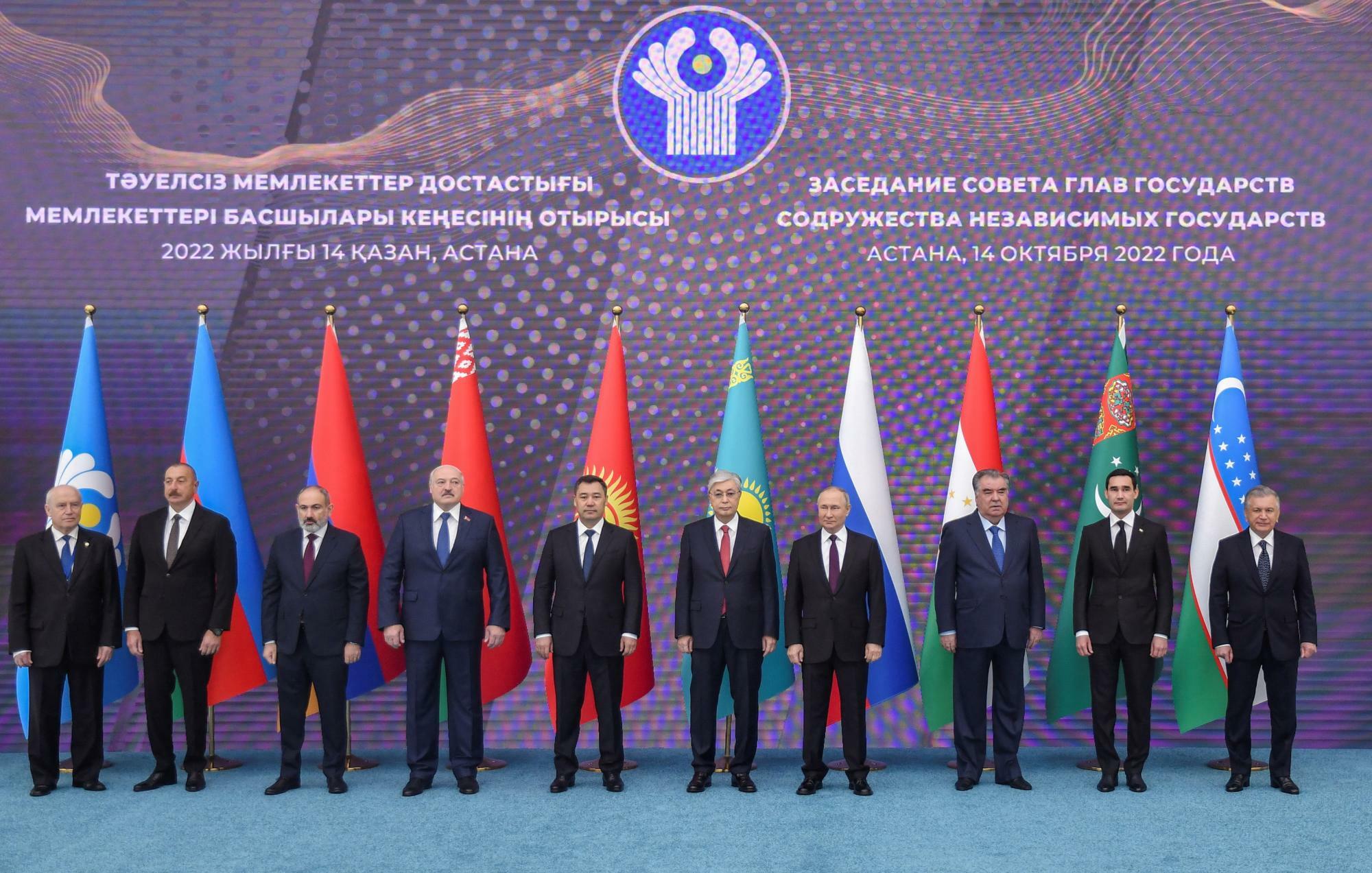  2022年10月14日の会議。右よりウズベキスタン、トルクメニスタン、タジキスタン、ロシア、カザフスタン、キルギス、ベラルーシ、アルメニア、アゼルバイジャンの首脳＋CIS事務局長。アスタナで。