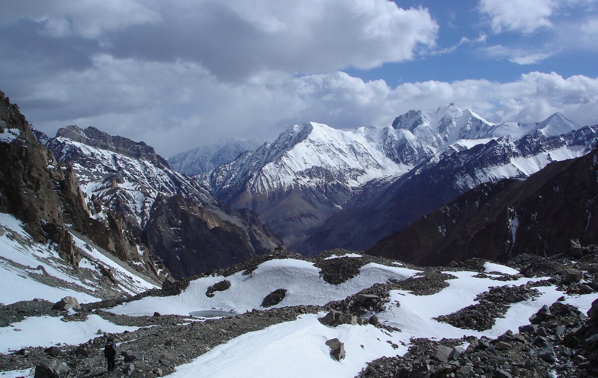 タジキスタンの雄大な自然を象徴するパミール山脈。7000メートル級の山々が連なり、緑はないが厳しくも絶景である。満点の星空が素晴らしいという。一度は訪れたいものだ。