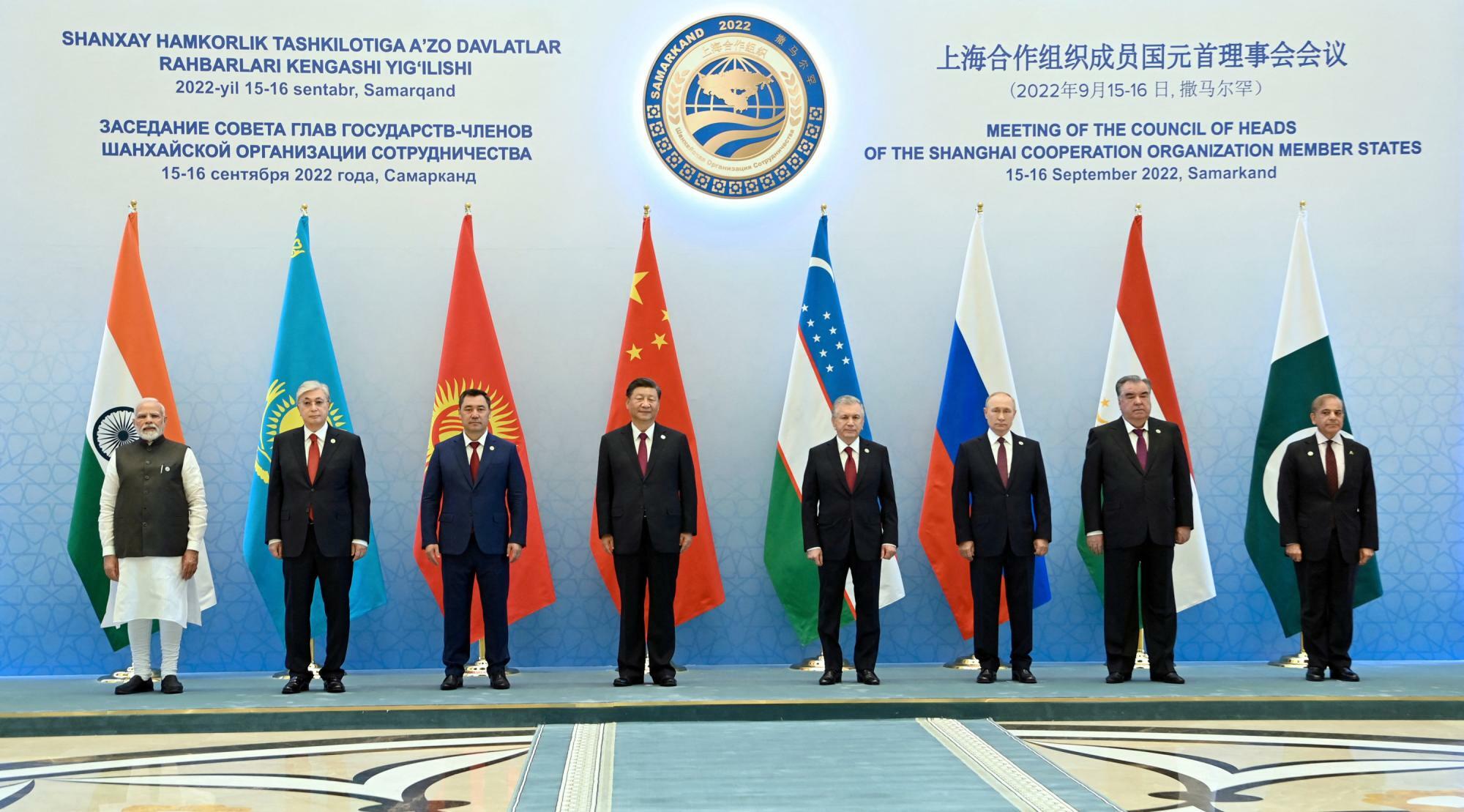 2022年9月ウズベキスタンのサマルカンドで行われた上海協力機構加盟国の首脳会議。印・カザフ・キルギス・中・ウズベキスタン・露・タジキスタン・パキスタンの首脳。