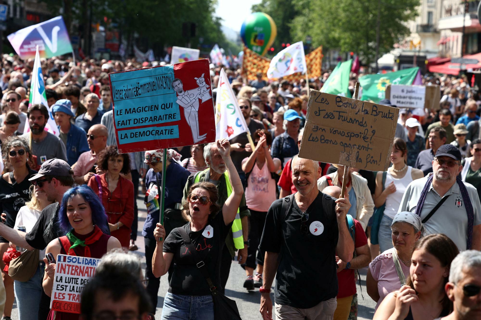 年金改革法に反対する全国的な抗議活動の14日目となるデモに参加する抗議者たち。2023年6月6日、パリ。