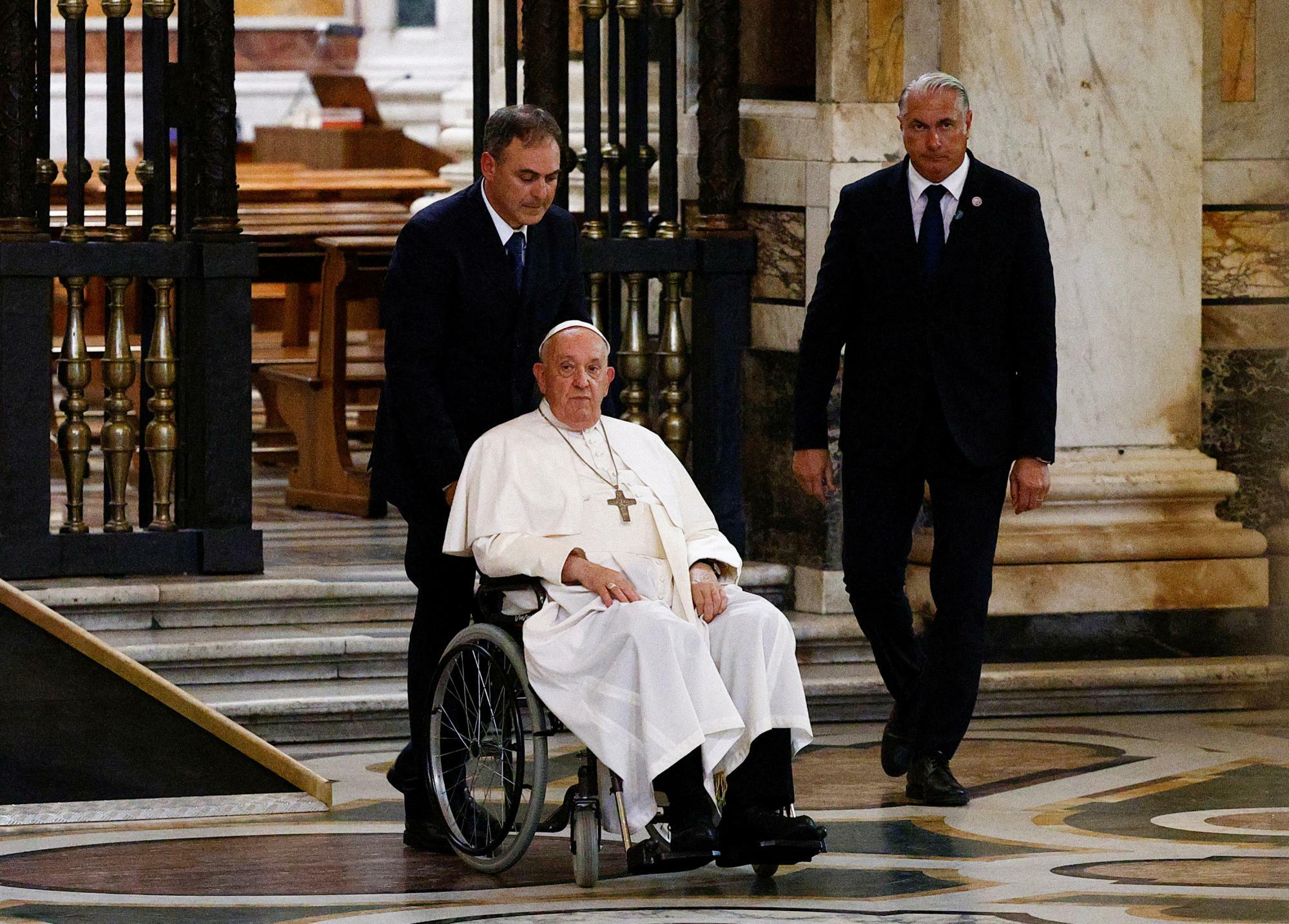 フランシスコ教皇。ローマのサンタ・マリア・マッジョーレ大聖堂での夕べの祈祷会を終えて退出。8月5日