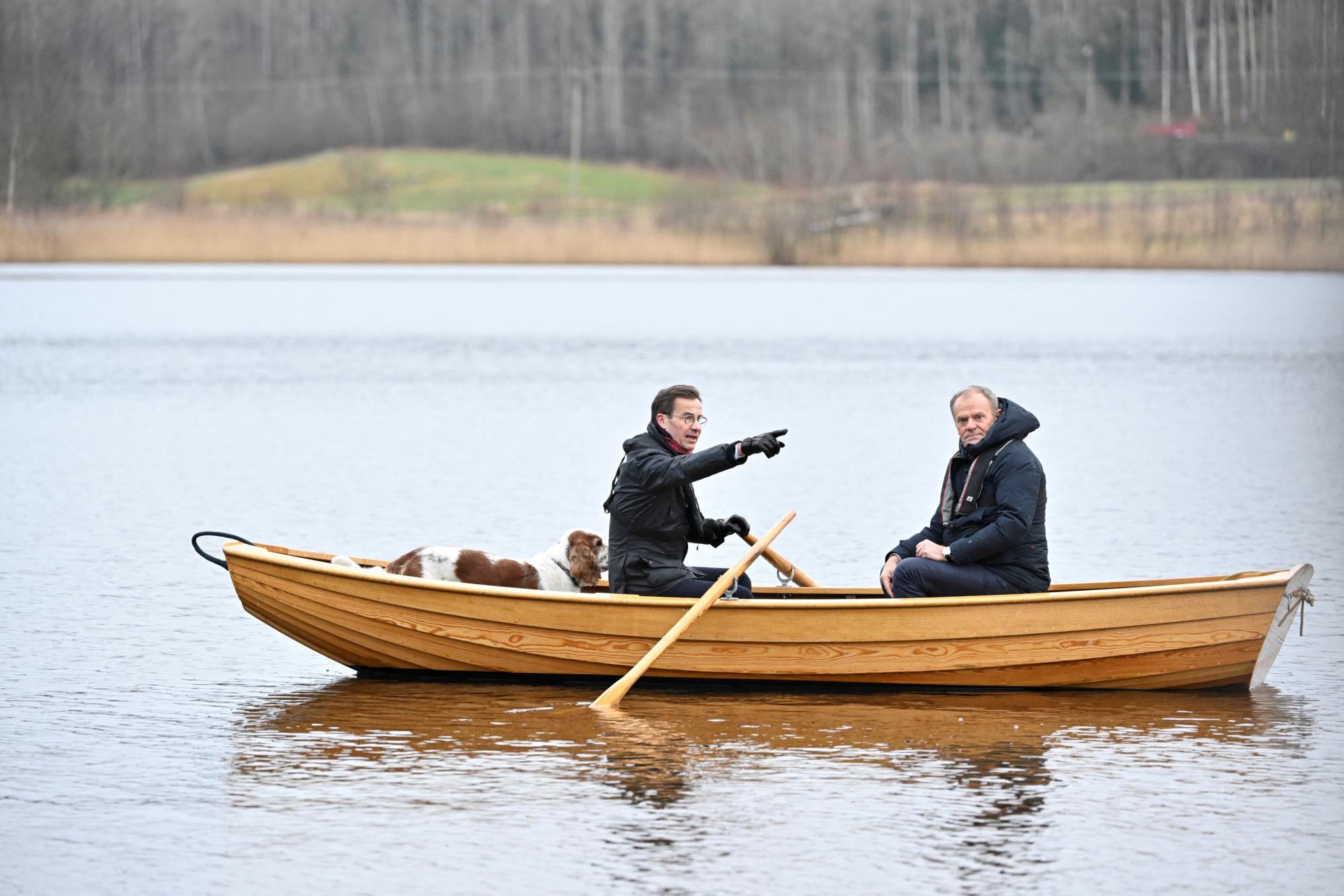 クリスターソン首相と愛犬のウィンストン、トゥスク首相が、新たな戦略的二国間協力協定が調印された首脳会談で、手漕ぎボート「ハープスンドセカン」に乗って航海に出た。11月28日。