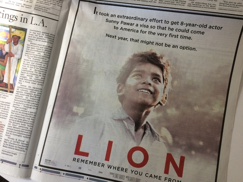 昨年の「LION／ライオン〜」のキャンペーン広告。トランプが出したばかりの入国制限に触れ、民主党派がほとんどのアカデミー会員にアピールをした（写真／猿渡由紀）