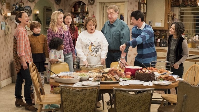 今月放映された「Roseanne」第１シーズン最終回。なんとか膝の手術を受けられることになったロザンヌを、家族がディナーで祝福する。来シーズンは秋に始まるはずだった（写真／abc）