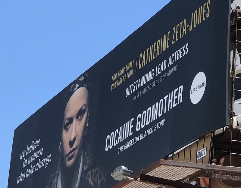 キャサリン・ゼタ＝ジョーンズが主演した、100分の”テレビ用映画”「Cocaine Godmother」のエミーキャンペーン広告