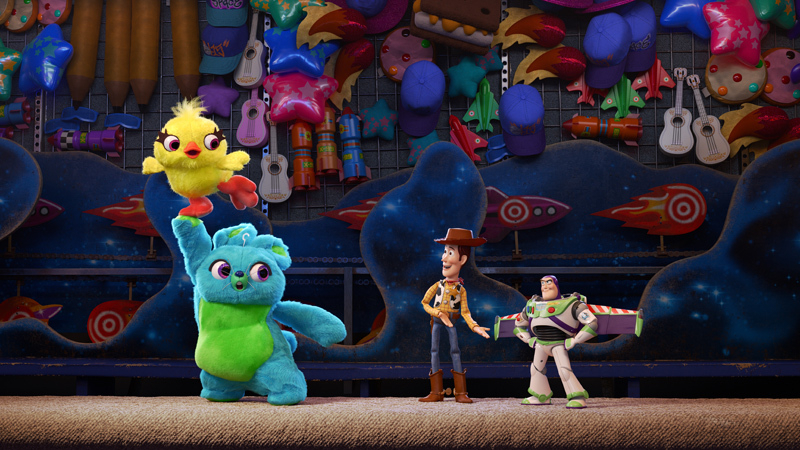 この4作目で初登場するキャラクター、ダッキーとバニー（左）は、遊園地の景品。このように握ればくしゃっとするおもちゃは、過去にCGでなかなか表現できなかった